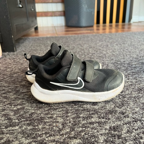 Kids Nike Running Shoes - Size 8C - Picture 2 of 2